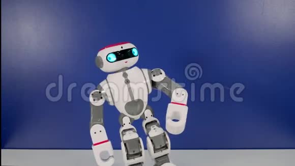 机器人在战斗在桌子上独立移动视频的预览图