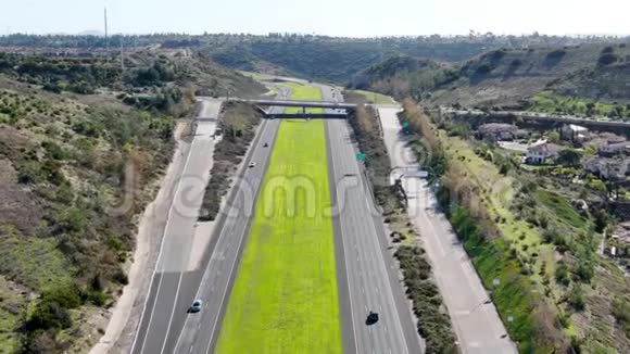 丘拉维斯塔高速公路的鸟瞰图加州美国视频的预览图