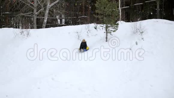 年轻女子正在缓慢地从雪山上滑下视频的预览图