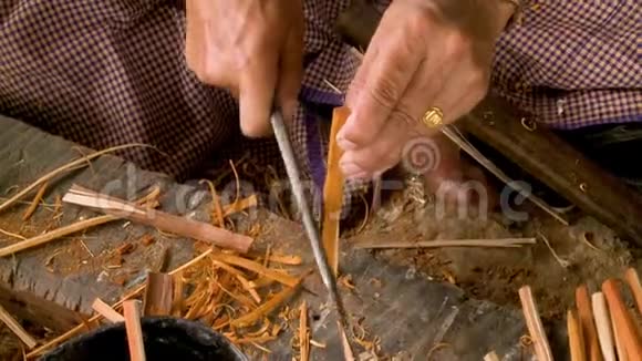 木匠用刀子手工制作夹板视频的预览图