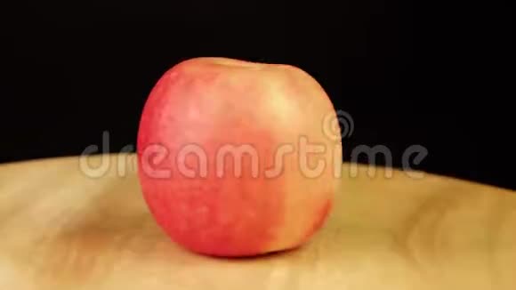 红苹果在木架上旋转360度视频的预览图