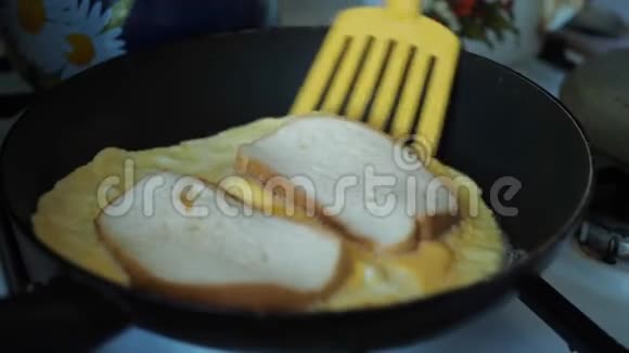 从烤面包和煎蛋中烹饪三明治视频的预览图