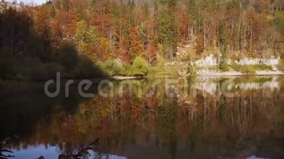 宁静的秋奥斯特里亚湖全景视频的预览图