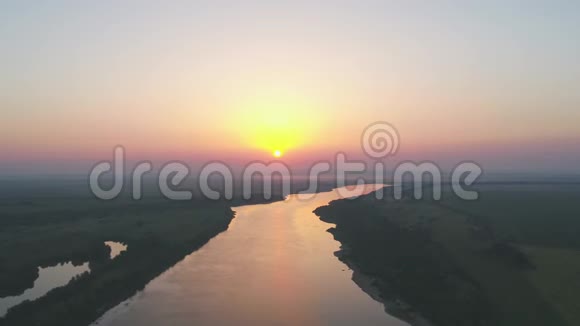 日落时飞过河流令人惊叹的空中景色视频的预览图