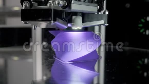 现代3d打印机创造了紫色未来物体视频的预览图