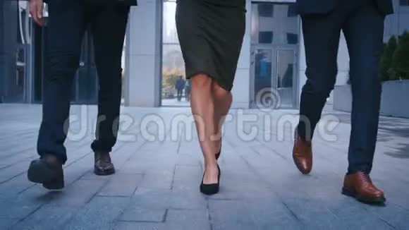 特写双脚三个商务人员上下班商人和女商人去办公楼一条腿视频的预览图