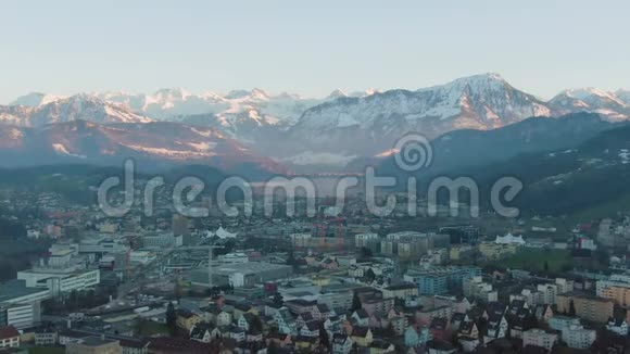 克里恩斯城市景观和山脉瑞士鸟瞰图视频的预览图