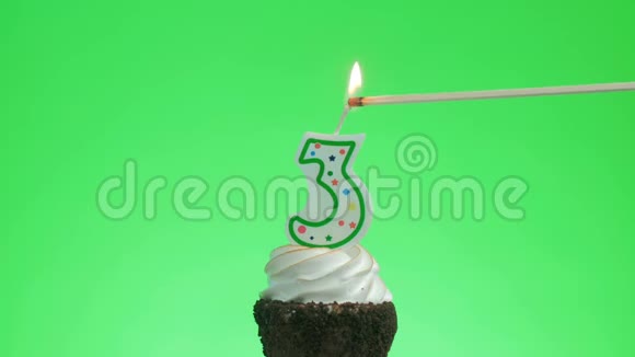 在美味的蛋糕上点燃三号生日蜡烛绿色屏幕3视频的预览图