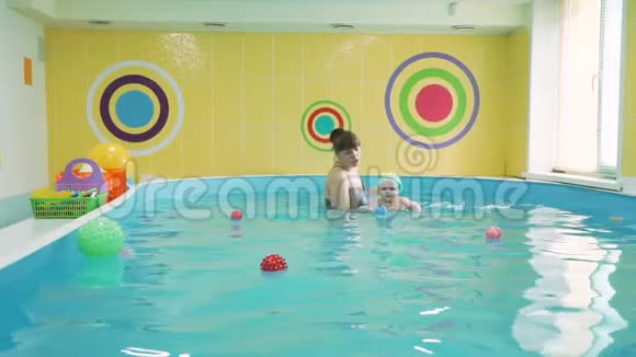 游泳教练教宝宝游泳视频的预览图