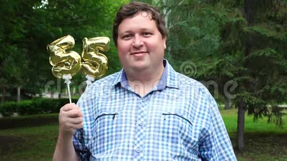 大个子拿着金色气球做55号户外55周年庆祝会视频的预览图
