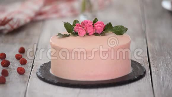 糖果糕点厨师装饰奶油粉色蛋糕桌上有鲜花视频的预览图