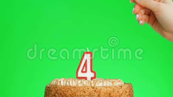 在美味的蛋糕上点燃4号生日蜡烛绿色屏幕4视频的预览图