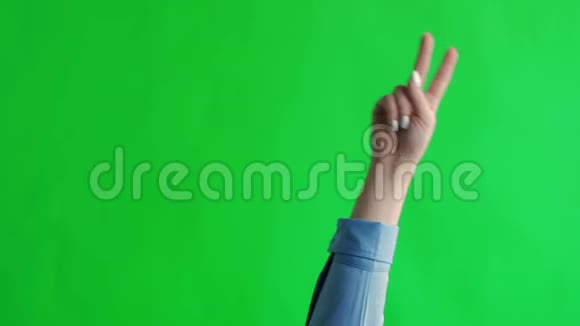 女人的手显示出一种和平的姿态绿屏工作室视频的预览图