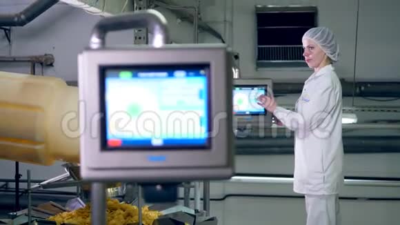 食品厂的工人控制着一个传送带里面装满了薯片视频的预览图