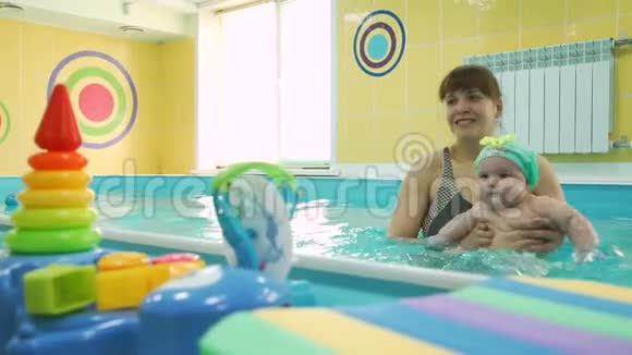 游泳教练教婴儿在游泳池游泳视频的预览图