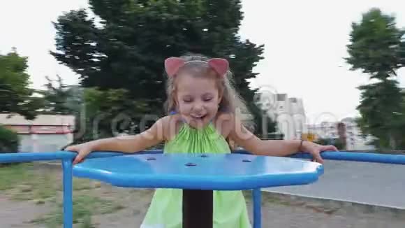 可爱快乐的小女孩在户外玩得很开心视频的预览图