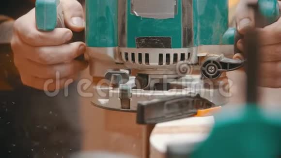 室内木工一名木工用一台特殊的机器打磨和切割一个的侧面视频的预览图