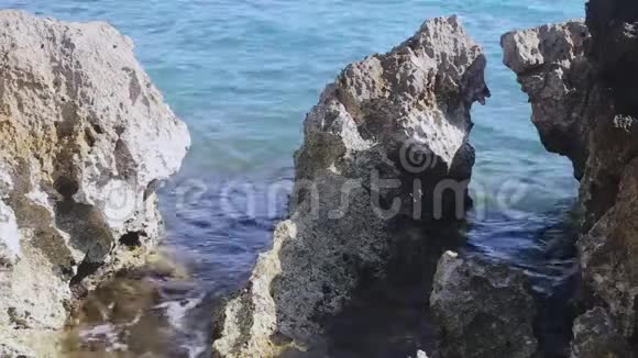波涛汹涌的岩石海岸视频的预览图