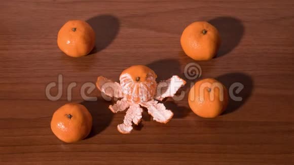 橘子削皮在停止运动时分成切片视频的预览图