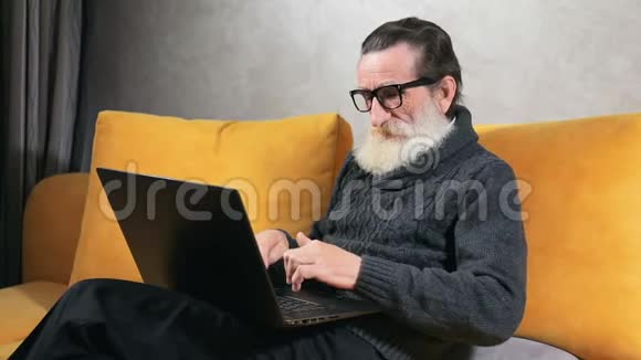 笔记本电脑上的老年人类型视频的预览图