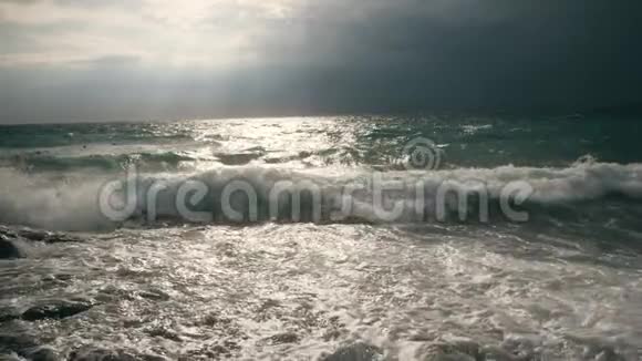 巨大的海浪和乌云有一点阳光海洋场景视频的预览图
