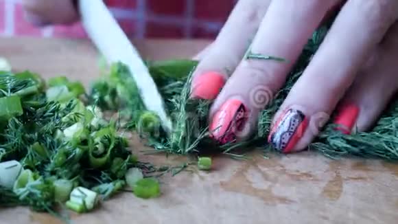 女性预科生蔬菜沙拉切碎的鳃和绿色洋葱视频的预览图