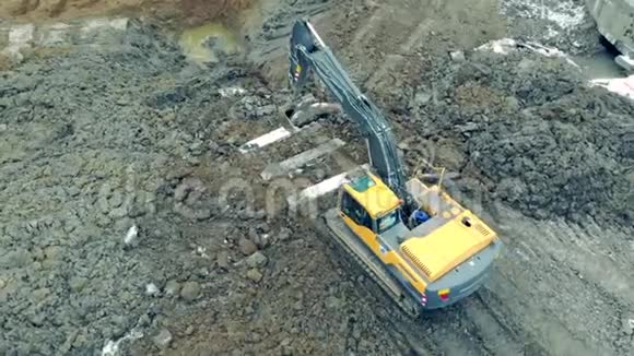 黄色建筑挖掘机在采石场移动重石视频的预览图