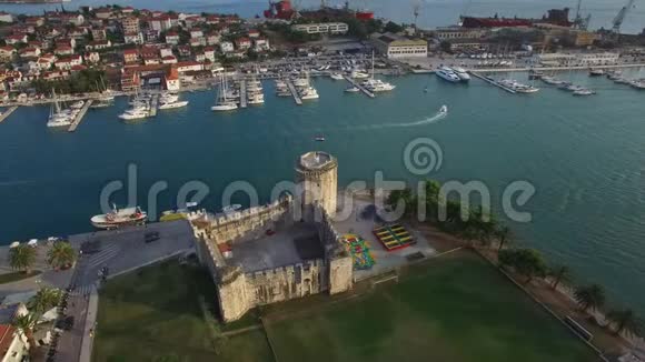 克罗地亚特罗吉尔老城的空中视频视频的预览图