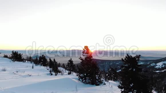 从高地雪空中反射出橙色的晚霞视频的预览图