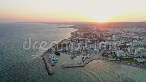 夏季海滨城市码头鸟瞰图日落时的影像拍摄视频的预览图