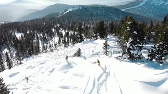 冬季运动人士在特别跑道上滑雪视频的预览图