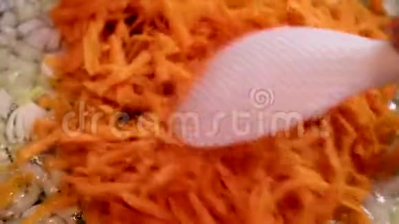 将切好的洋葱搅拌胡萝卜在沸水中烤视频的预览图