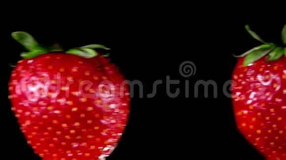 两颗美味的大红草莓相互碰撞视频的预览图