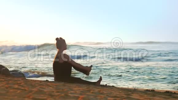 奇妙的女士在橙色沙滩上做瑜伽视频的预览图