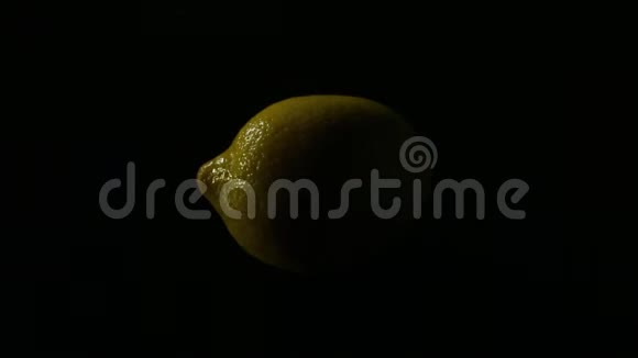 黑色背景上的柠檬视频的预览图