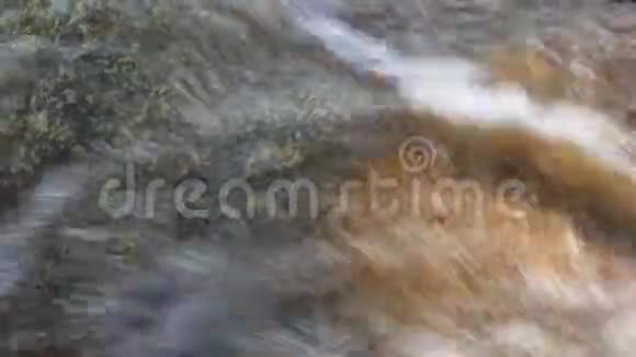 晴天石头表面水流的快速移动视频的预览图
