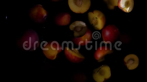 桃子飞的一半在水滴中反弹视频的预览图