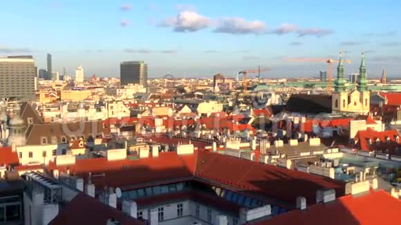 从奥地利Stephans大教堂的阳光秋日俯瞰维也纳市视频的预览图