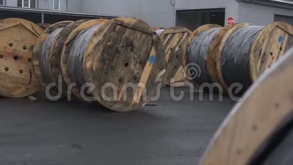 木制电缆线轴在工厂生产电缆成品电缆厂视频的预览图