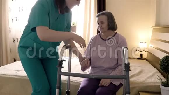 照顾者帮助老年妇女起床和步行者视频的预览图