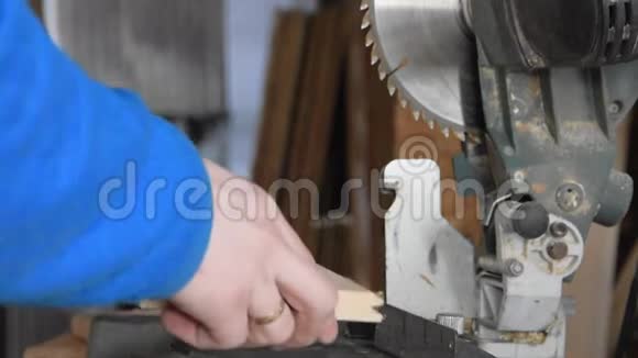 机床圆锯铣刀锯板人视频的预览图