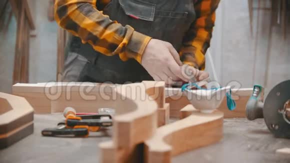 室内木工木工切割管道胶带车间视频的预览图