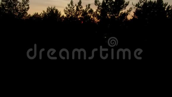 在一个美丽的大湖上拍摄日落视频的预览图