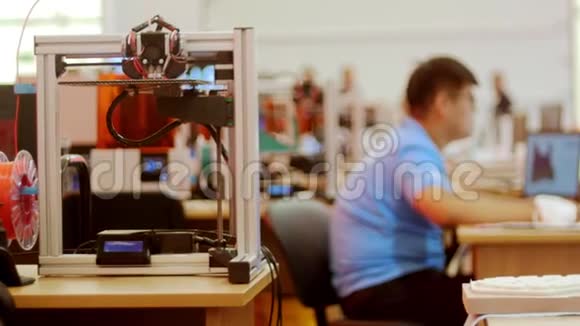 现代科技展一名工人修理电脑前景是3D打印机视频的预览图
