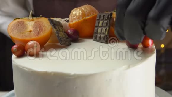 厨师用蔓越莓和巧克力装饰蛋糕视频的预览图