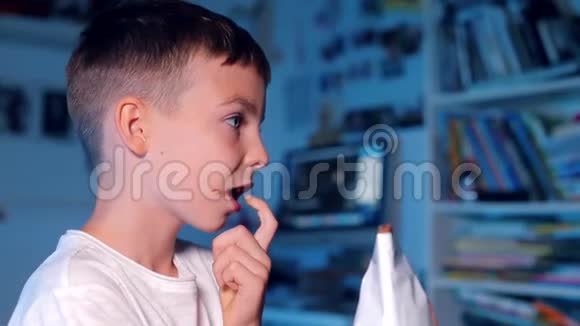 小男孩咬着巧克力棒视频的预览图