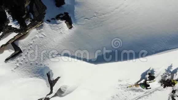 有滑雪设备的人在日落时爬上白雪山视频的预览图