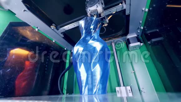 一台机器用聚合物打印蓝色花瓶视频的预览图