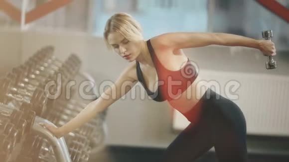 金发女运动员在体育俱乐部训练三头肌视频的预览图