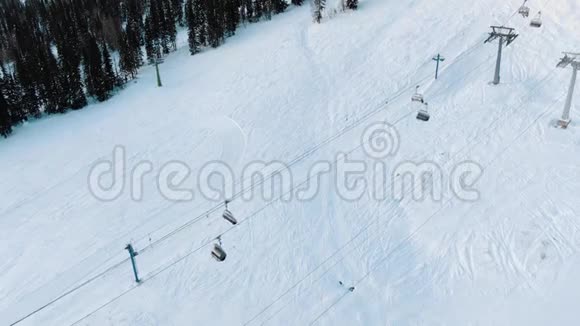 在滑雪胜地的雪坡上电梯车厢移动视频的预览图
